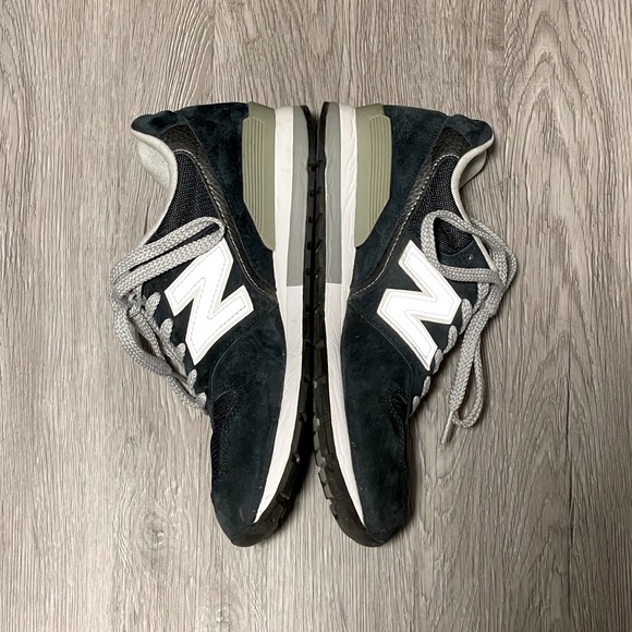 New Balance Women’s 996 Sneaker in Navy Blue - Picture 4 of 9